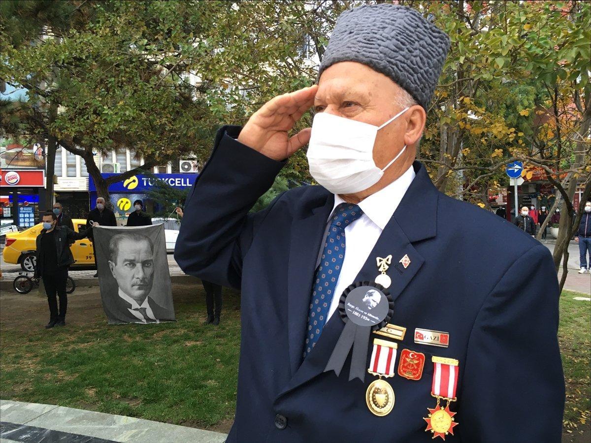 Türkiye, Büyük Önder Mustafa Kemal Atatürk'ü saygı duruşuyla andı