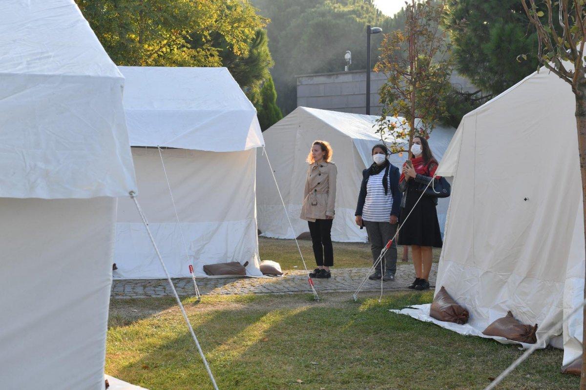 İzmirli depremzedeler, Mustafa Kemal Atatürk'ü andı