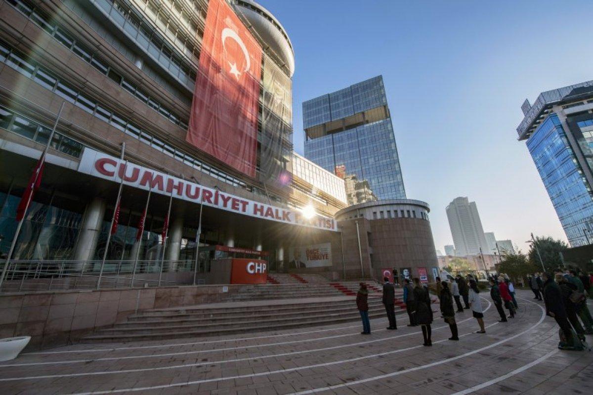 CHP Genel Merkezi'nde Atatürk için saygı duruşu