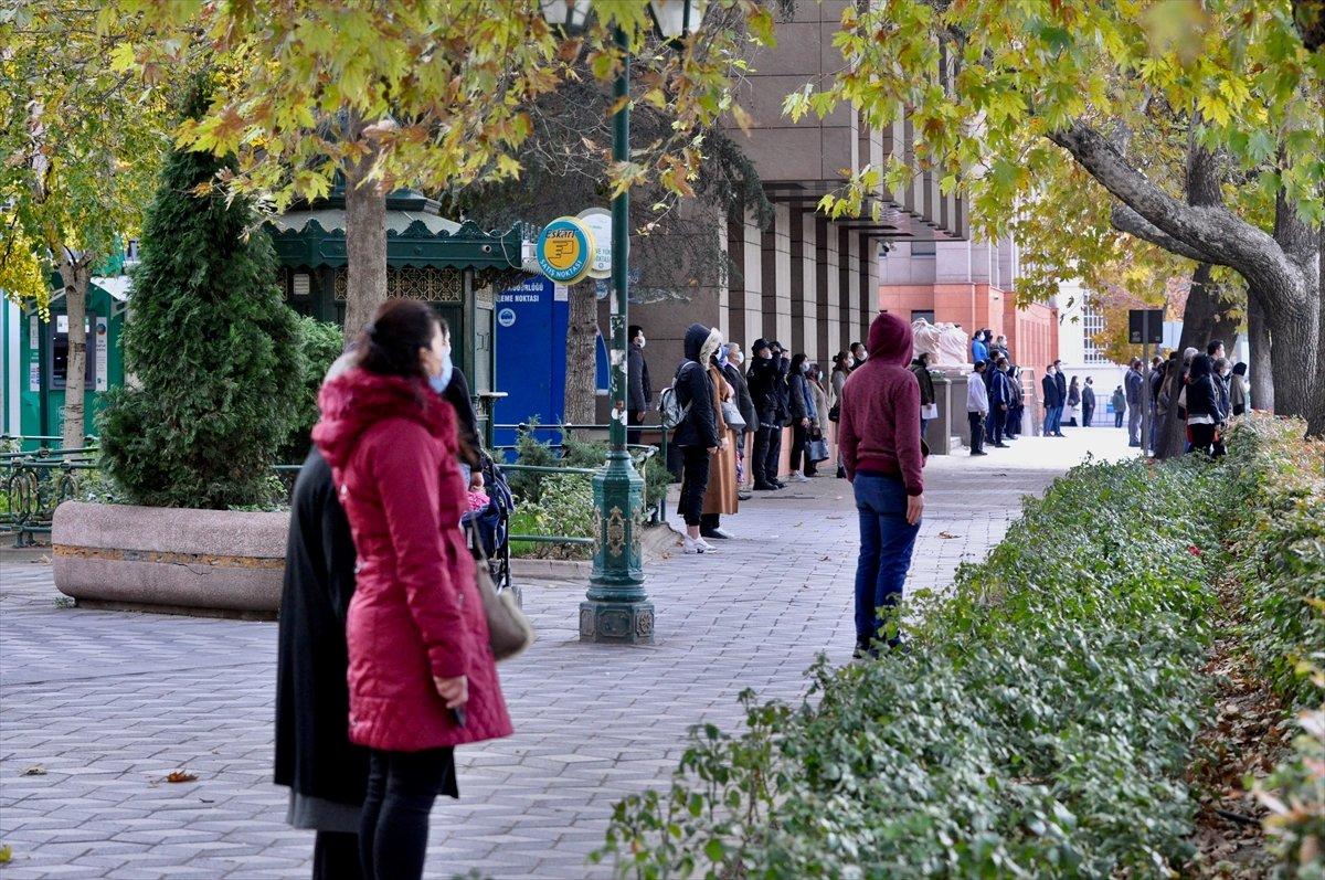 Türkiye, Büyük Önder Mustafa Kemal Atatürk'ü saygı duruşuyla andı