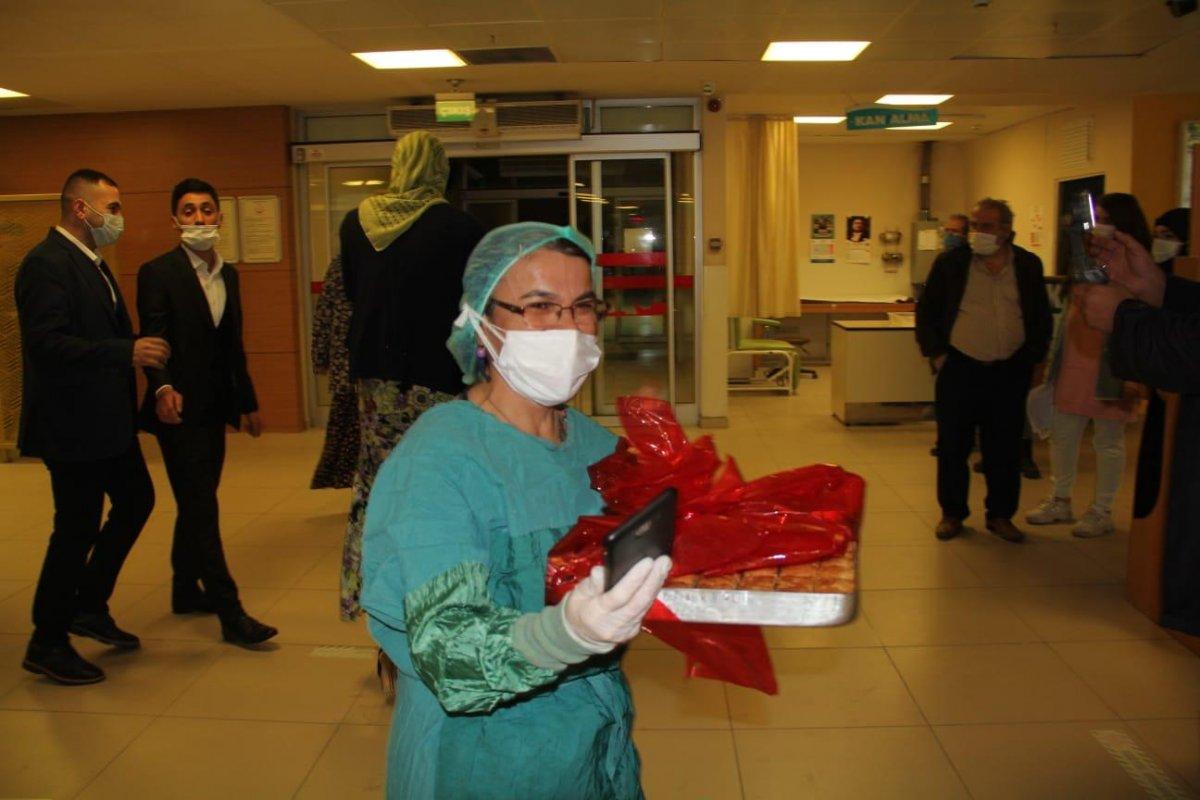 Bursa'da damat, kadın kıyafeti giyip baklava dağıttı