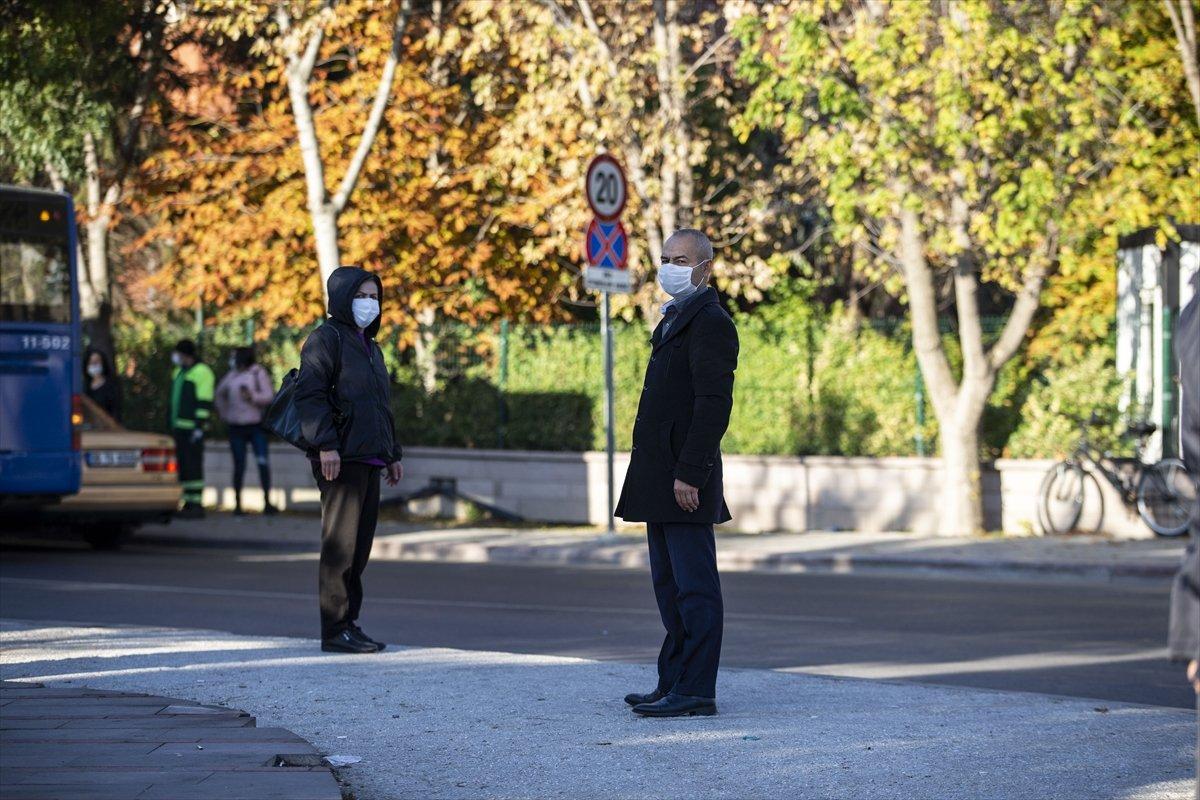 Türkiye, Büyük Önder Mustafa Kemal Atatürk'ü saygı duruşuyla andı