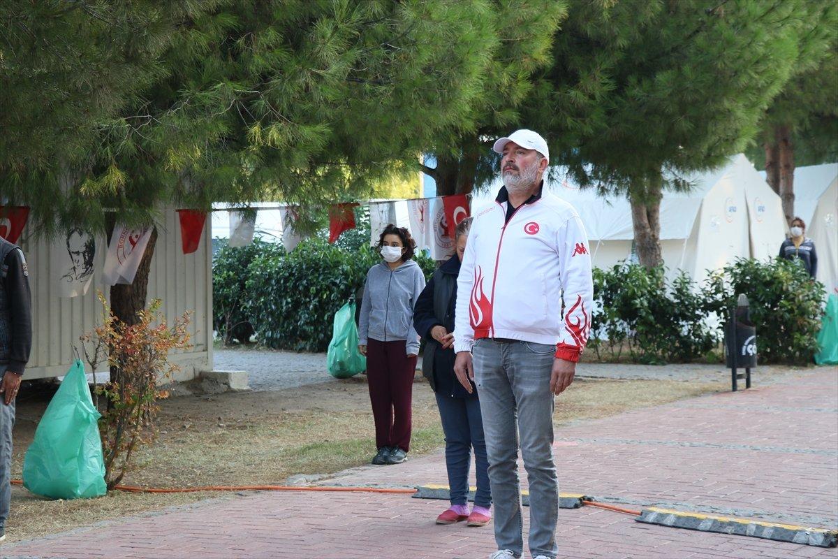 İzmirli depremzedeler, Mustafa Kemal Atatürk'ü andı