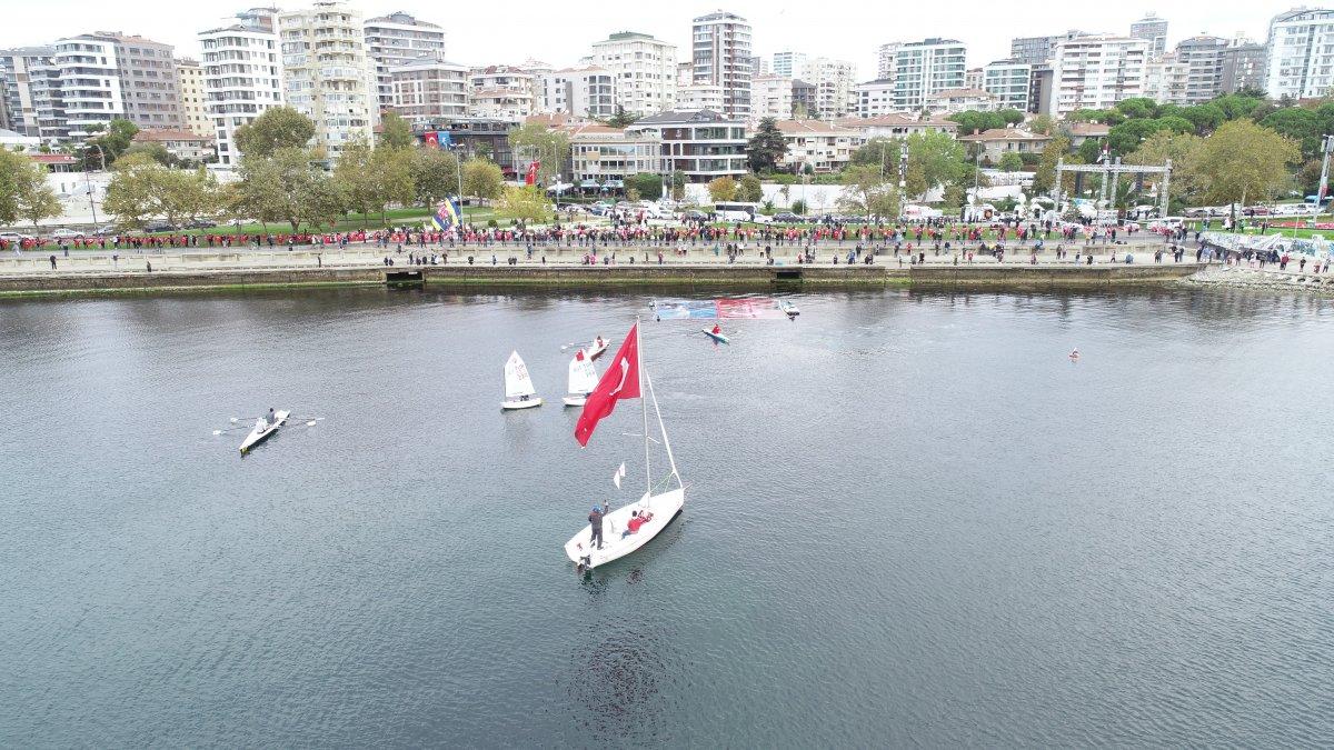 Kadıköy'de 'Ata'ya saygı' zinciri oluşturuldu