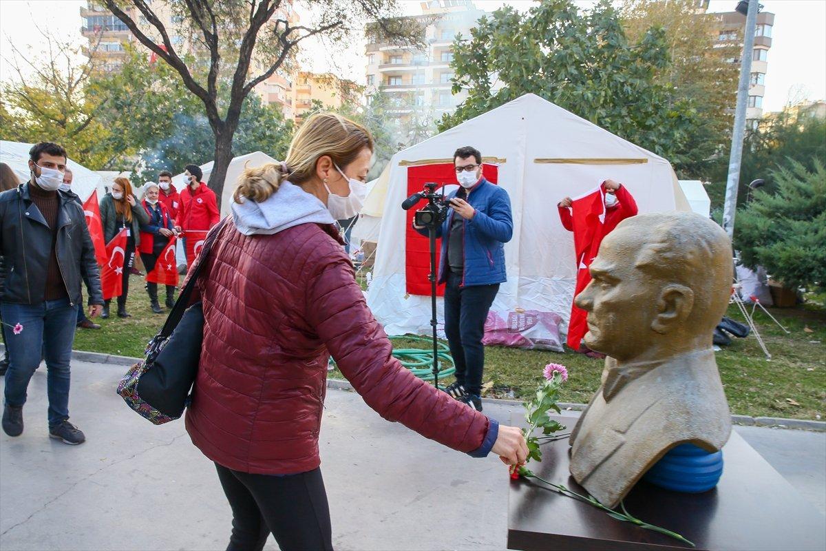 İzmirli depremzedeler, Mustafa Kemal Atatürk'ü andı