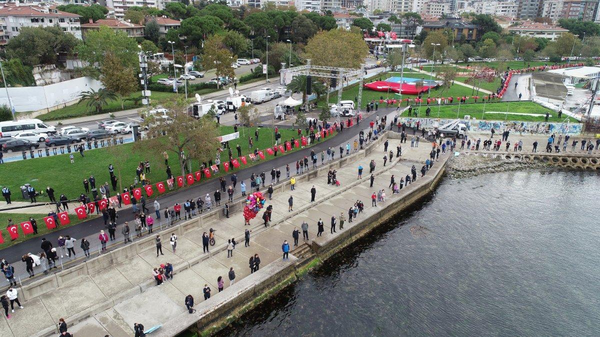 Kadıköy'de 'Ata'ya saygı' zinciri oluşturuldu