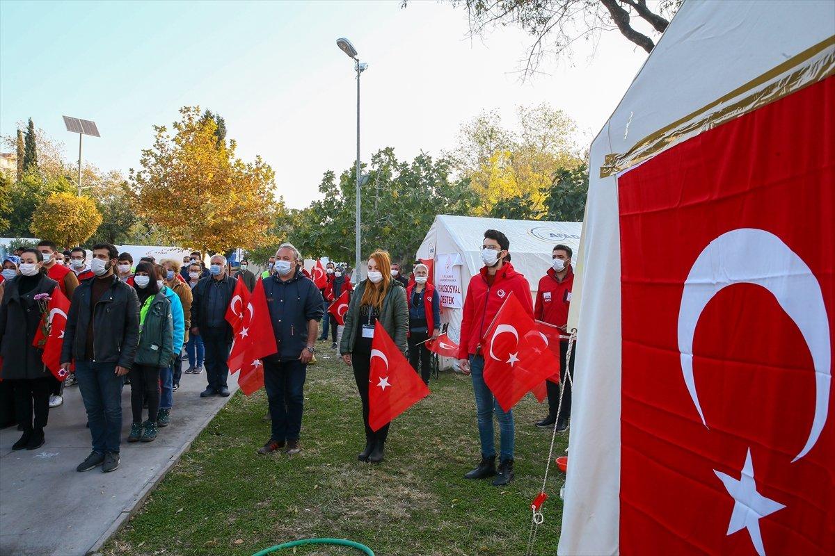 İzmirli depremzedeler, Mustafa Kemal Atatürk'ü andı