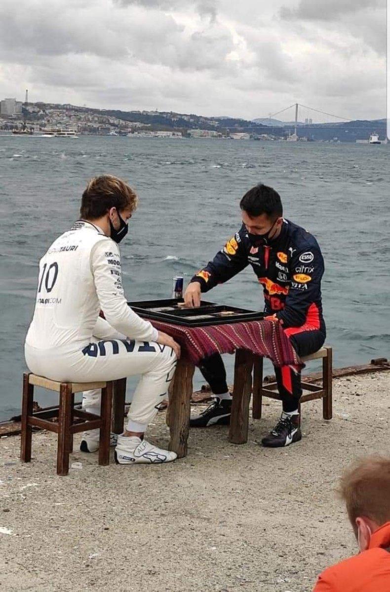 Alexander Albon ve Pierre Gasly tavla oynadı
