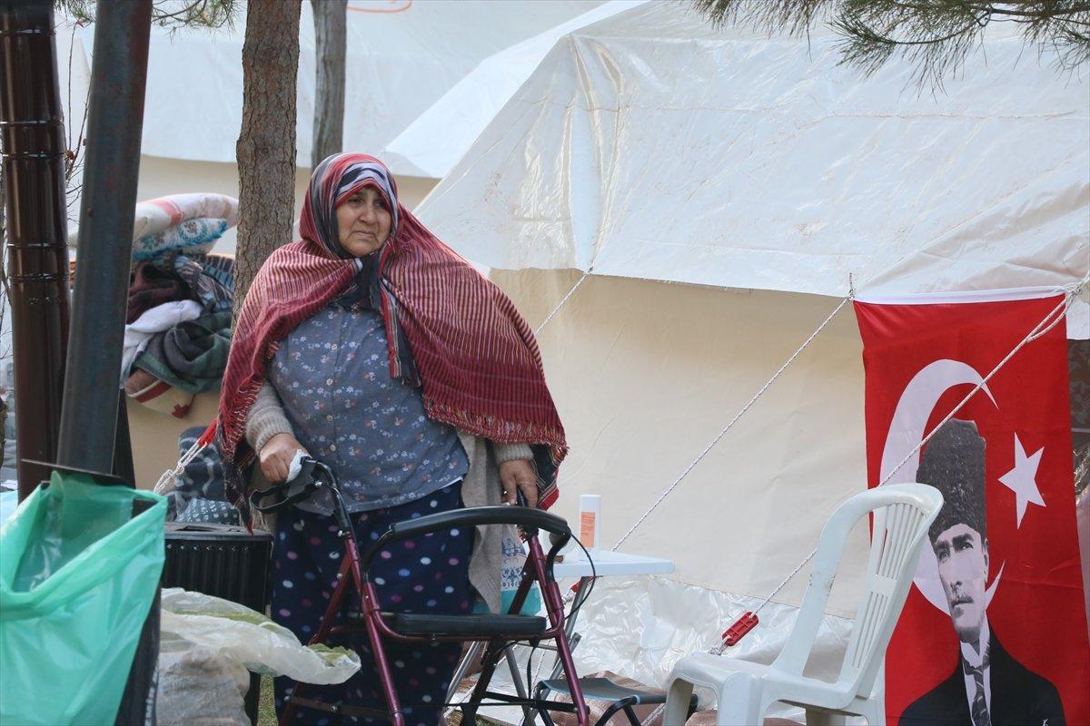 İzmirli depremzedeler, Mustafa Kemal Atatürk'ü andı