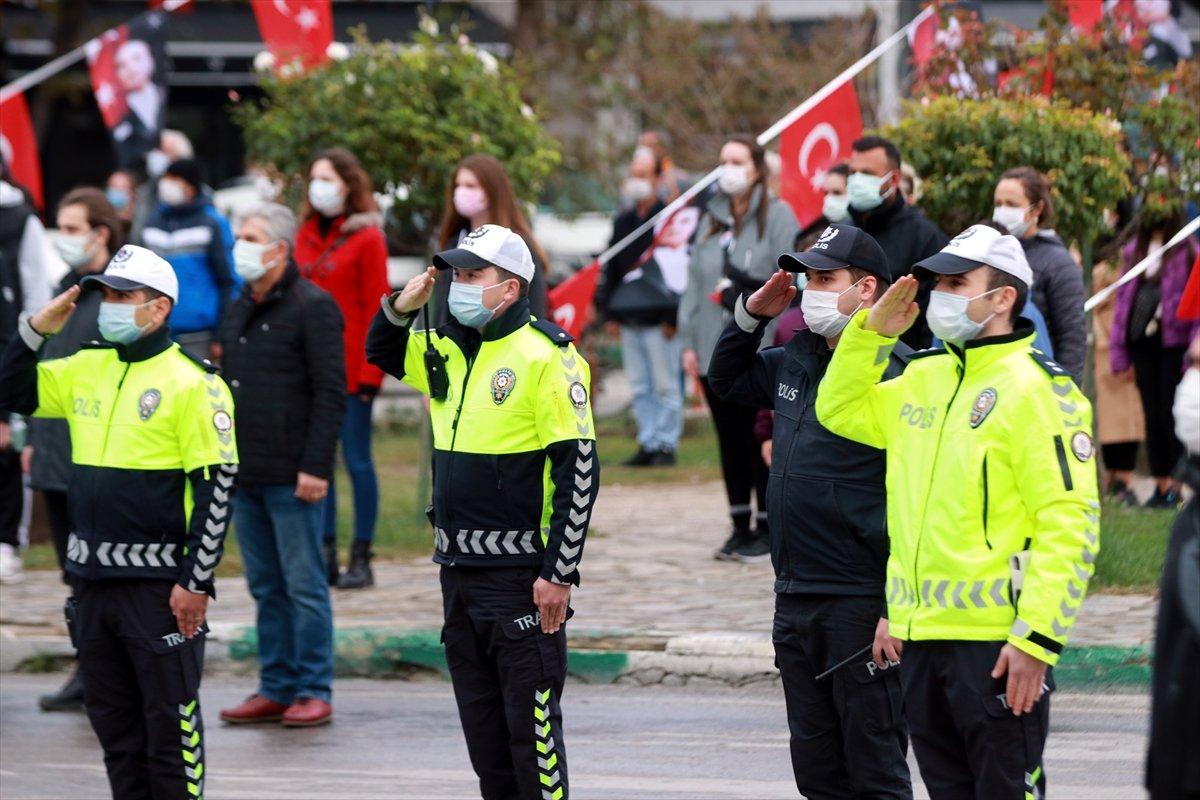 Türkiye, Büyük Önder Mustafa Kemal Atatürk'ü saygı duruşuyla andı