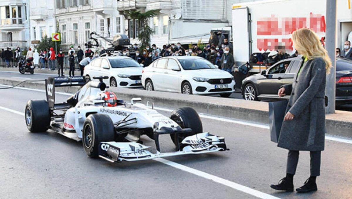 Burcu Esmersoy, F1 aracını gölgede bıraktı