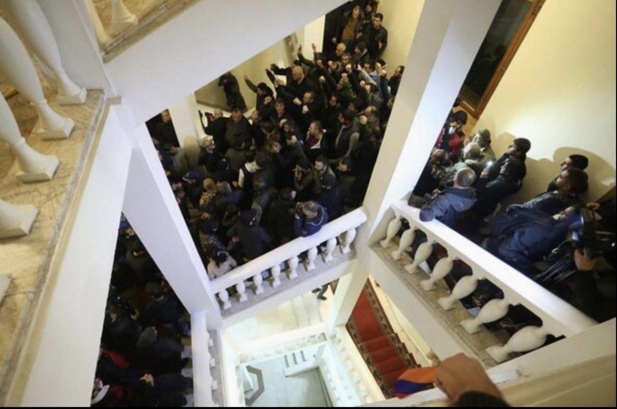 Ermenistan'da muhalif partiler hükümeti protestoya hazırlanıyor