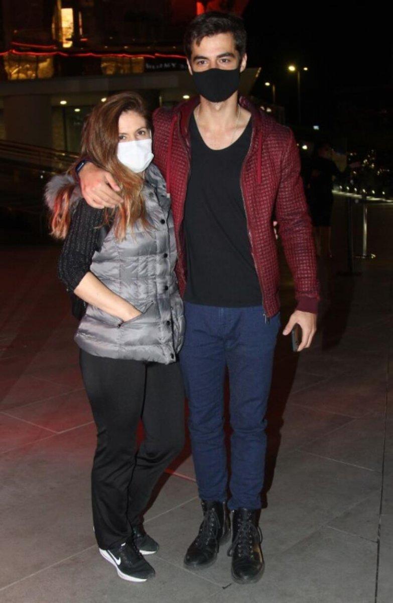 Berk Atan annesiyle yemekte