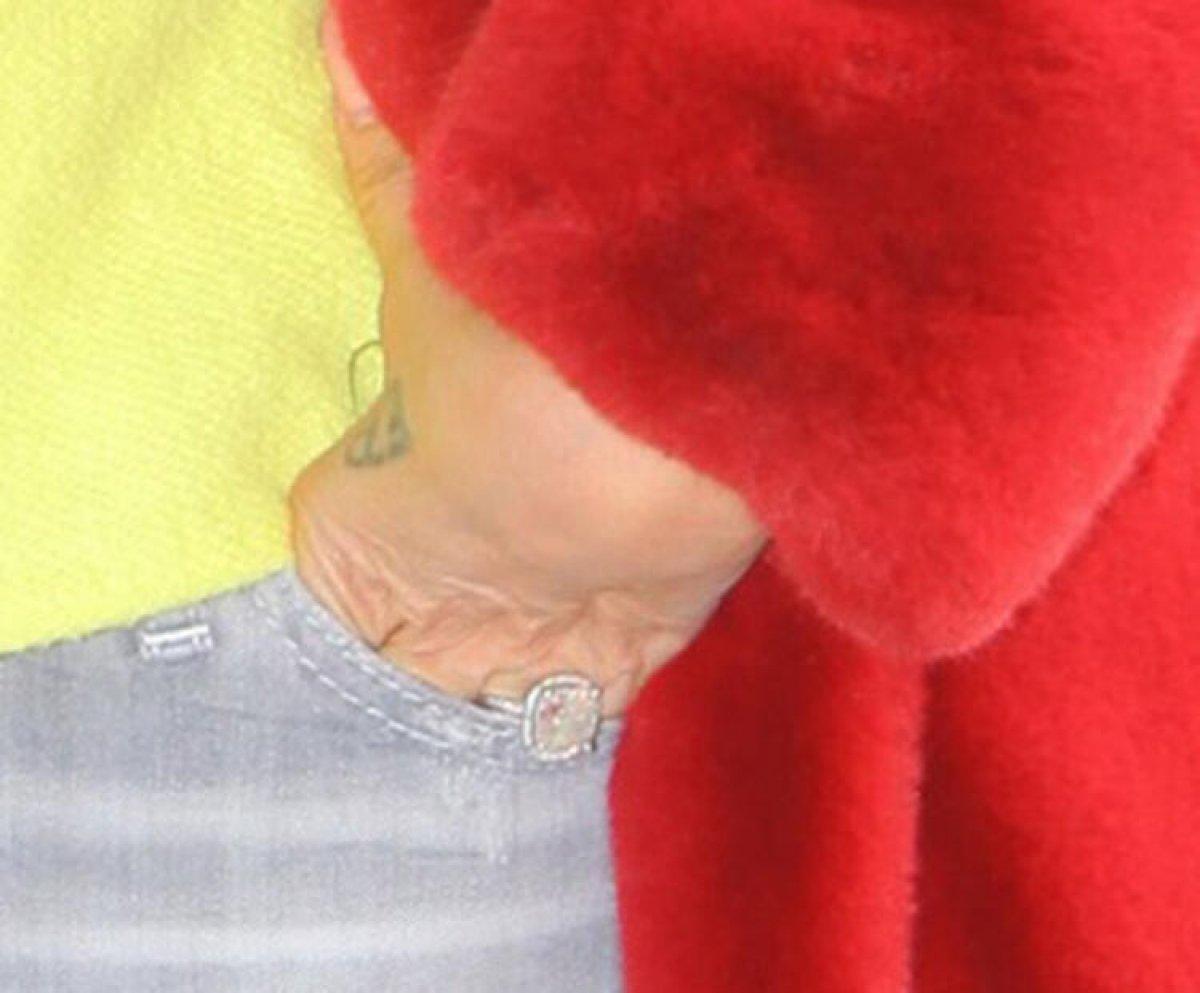 Ebru Polat, nişanlandı