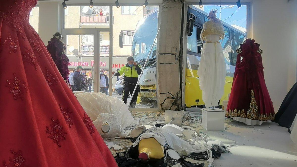 Bursa'da özel halk midibüsü ile otomobilin çarpıştığı kaza kamerada