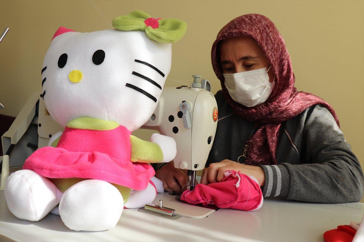 Gaziantep'te 25 kadın, kimsesiz çocuklara oyuncak yapıyor