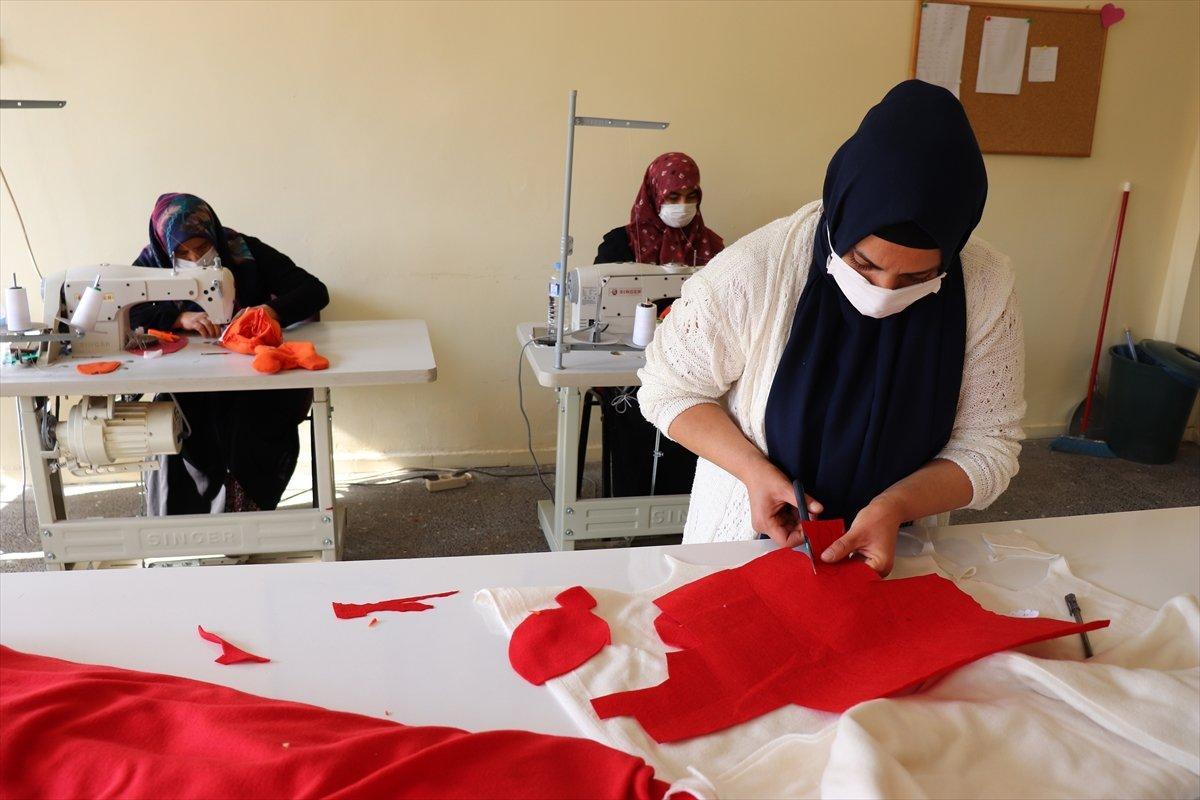 Gaziantep'te 25 kadın, kimsesiz çocuklara oyuncak yapıyor