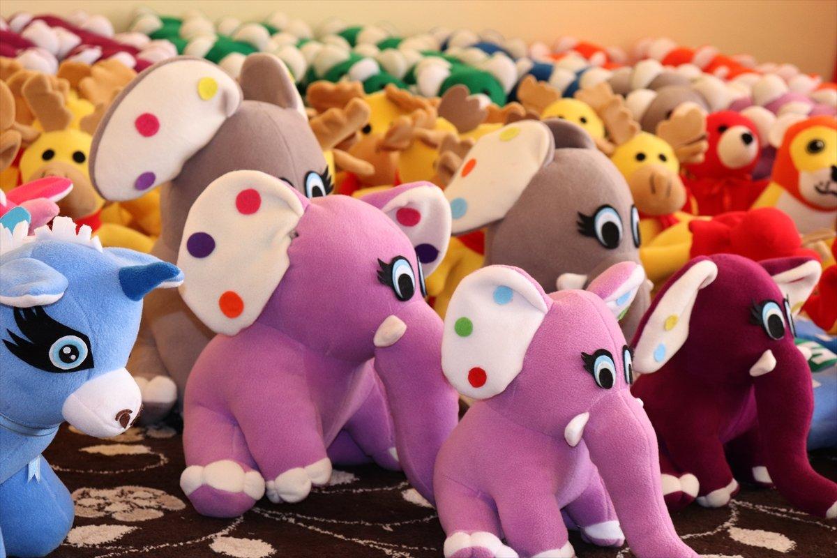 Gaziantep'te 25 kadın, kimsesiz çocuklara oyuncak yapıyor