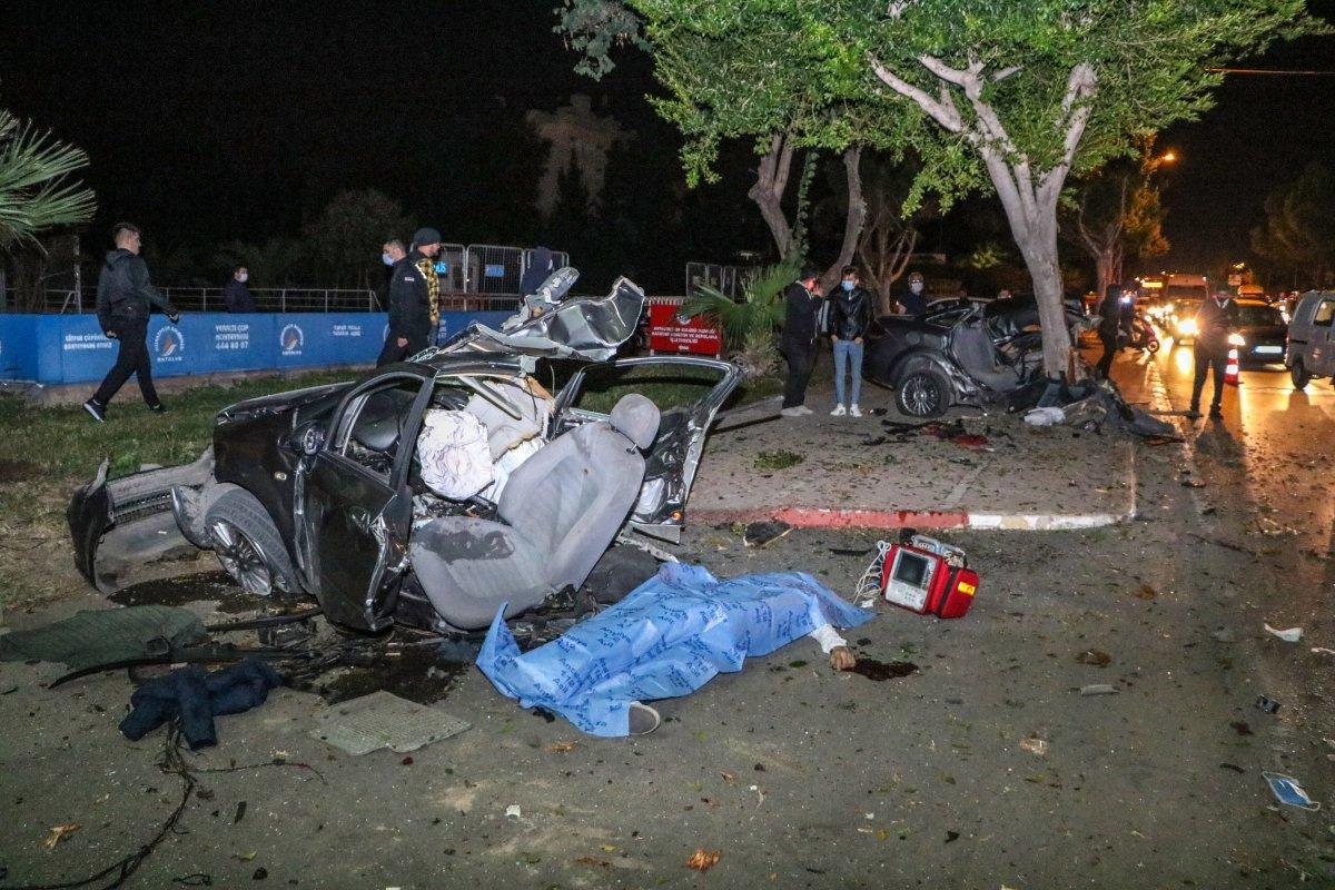 Antalya’da makas atan otomobil ikiye bölündü: 1 ölü, 1 yaralı