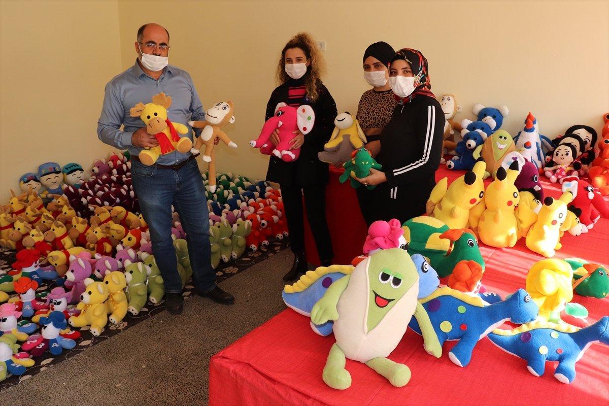 Gaziantep'te 25 kadın, kimsesiz çocuklara oyuncak yapıyor