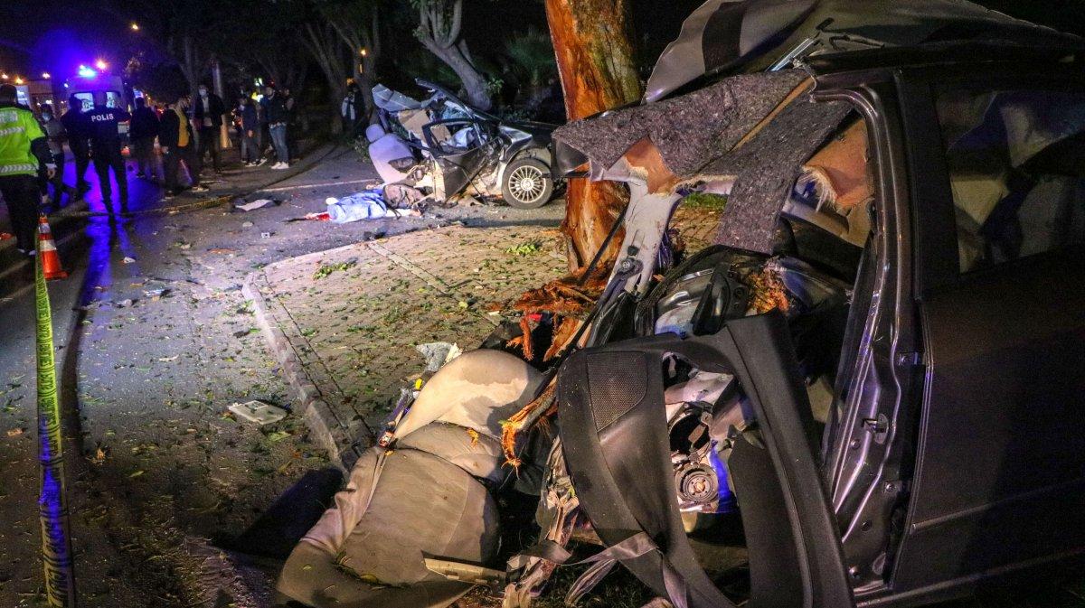 Antalya’da makas atan otomobil ikiye bölündü: 1 ölü, 1 yaralı