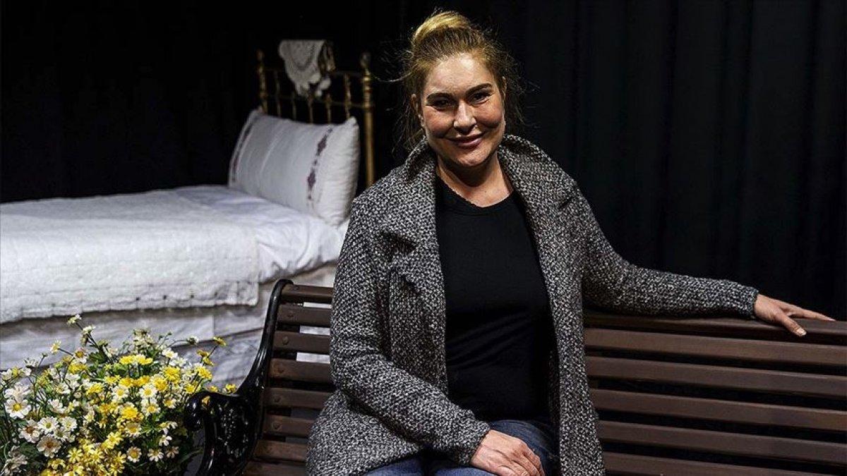 Miraç Eronat, evinin garajını tiyatro sahnesi yaptı