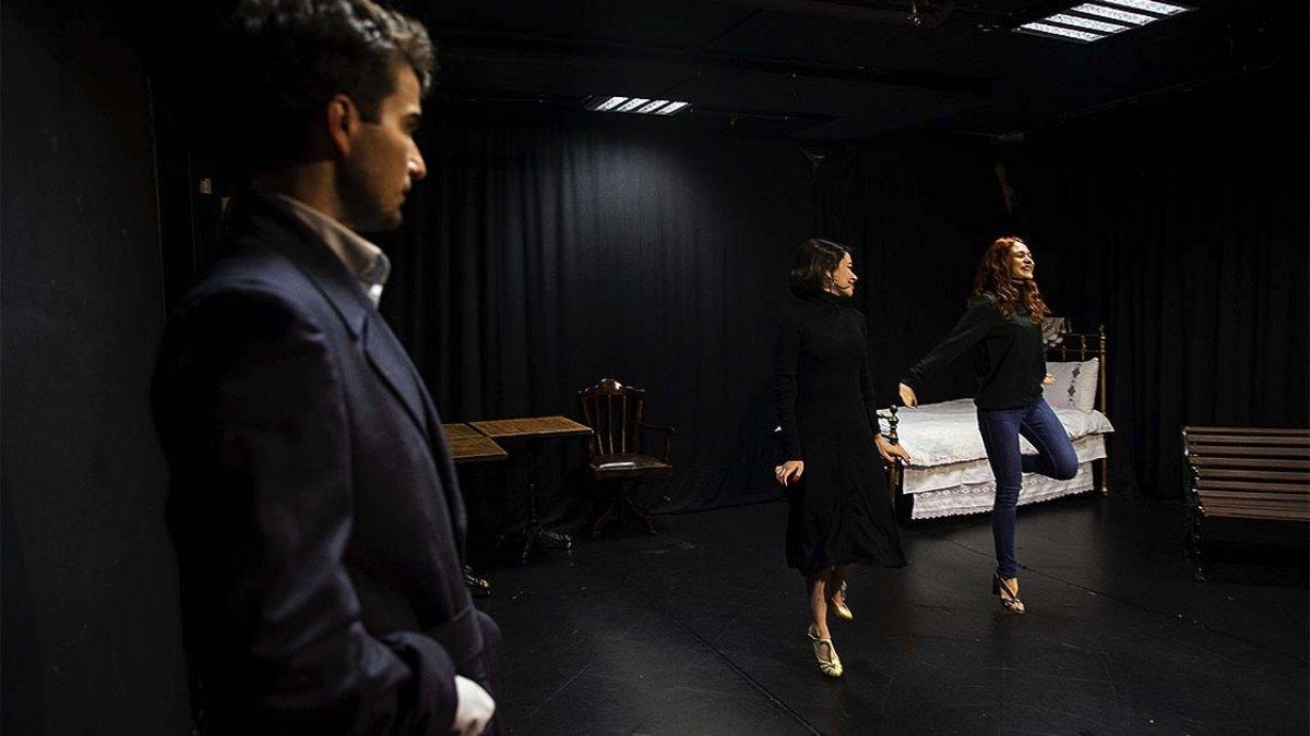 Miraç Eronat, evinin garajını tiyatro sahnesi yaptı