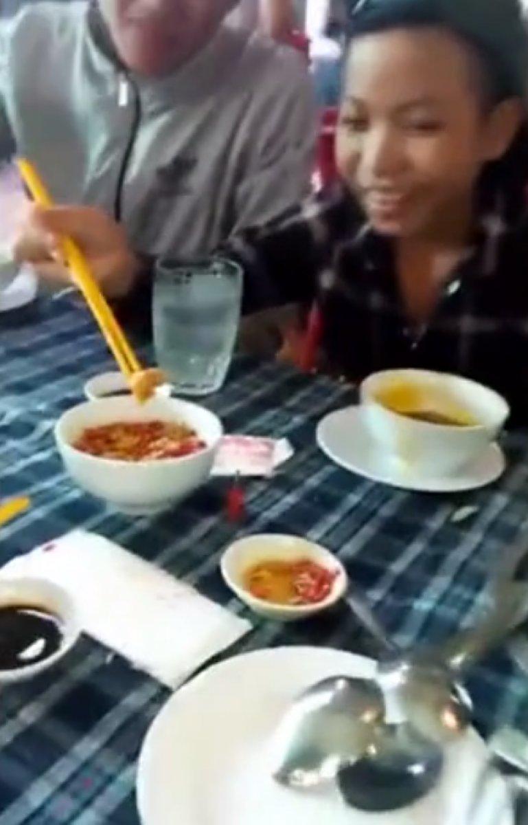 Vietnam'da büyük hindistancevizi kurtlarını canlı canlı yediler