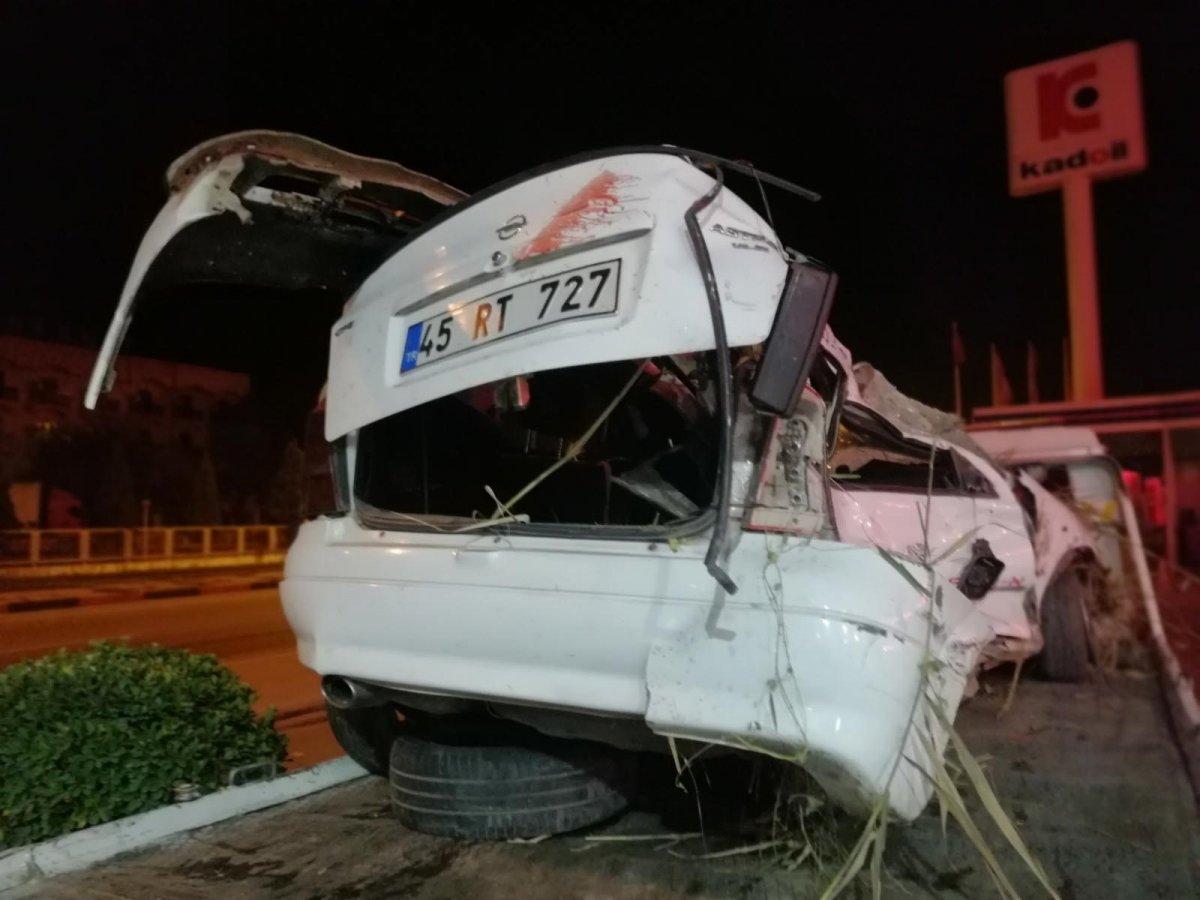 Manisa’da şerit ihlali yapıp, tırla çarpışan otomobilin sürücüsü öldü