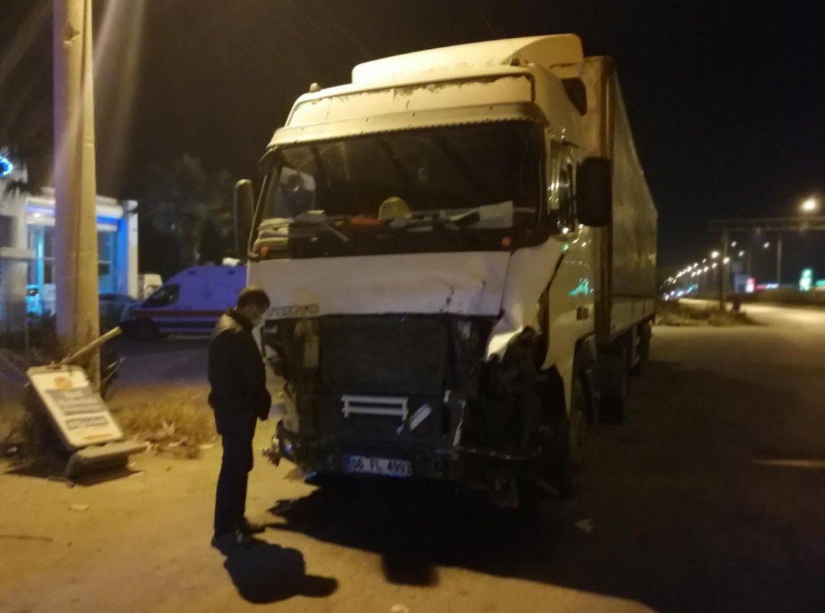 Manisa’da şerit ihlali yapıp, tırla çarpışan otomobilin sürücüsü öldü
