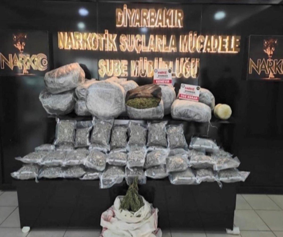 Diyarbakır'da vakumlu poşette 77 kilo esrar ele geçirildi
