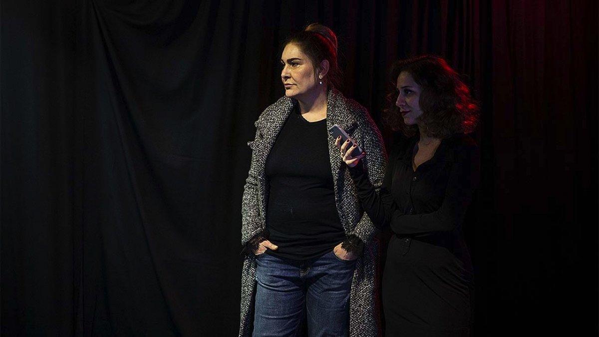 Miraç Eronat, evinin garajını tiyatro sahnesi yaptı