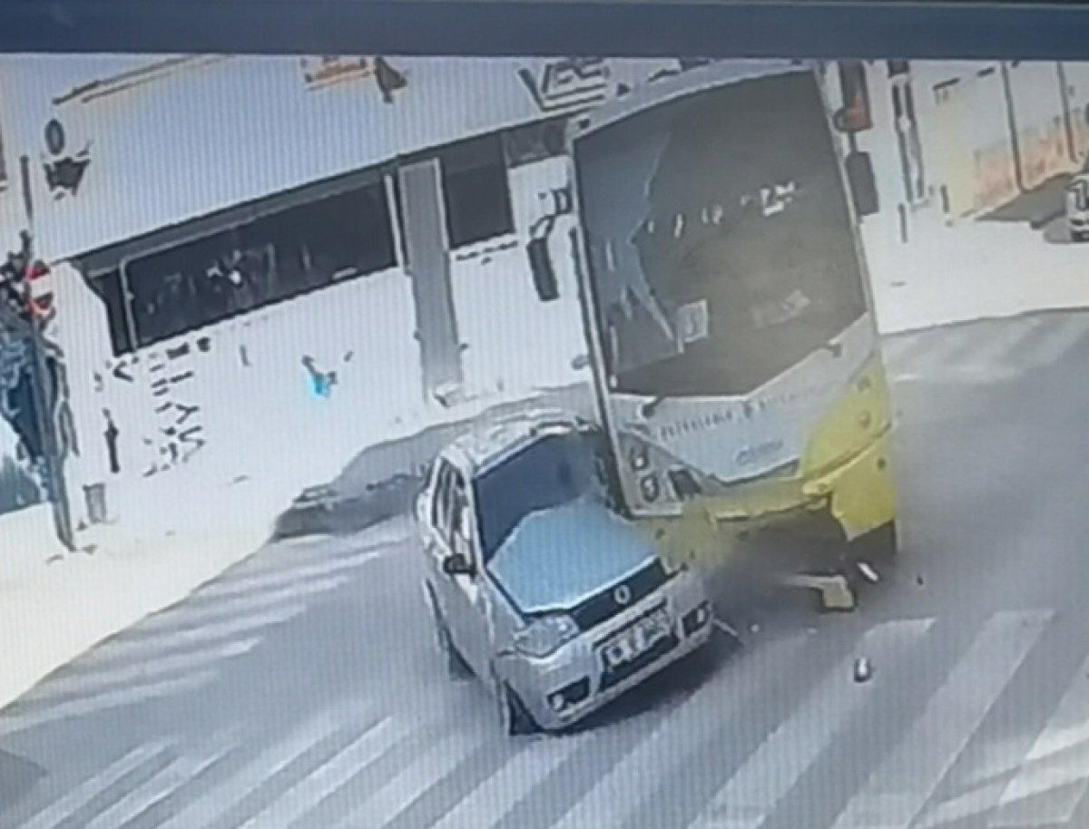 Bursa'da özel halk midibüsü ile otomobilin çarpıştığı kaza kamerada