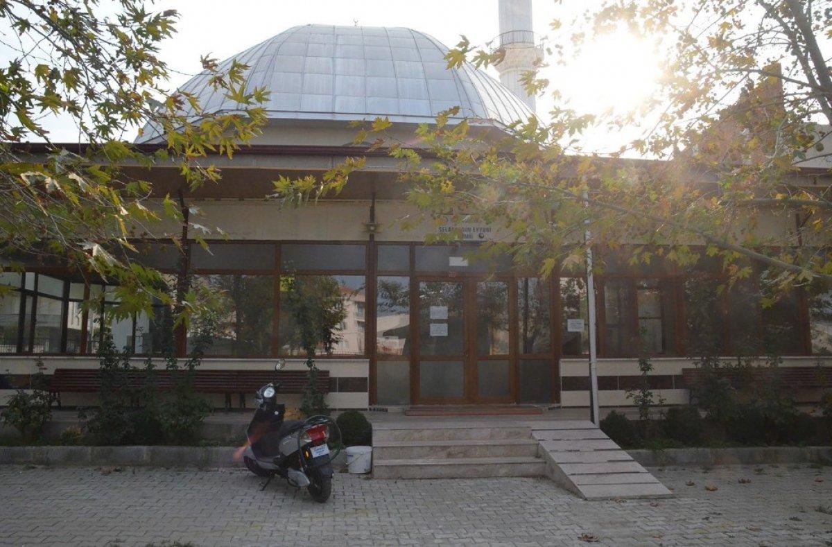 Manisa'da erkek bebek cami avlusuna bırakıldı