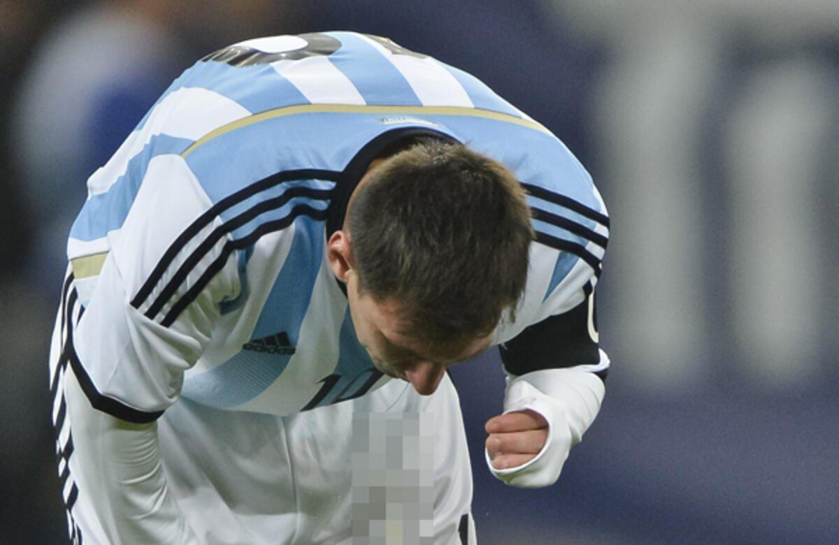 Lionel Messi sahanın ortasında istifra etti