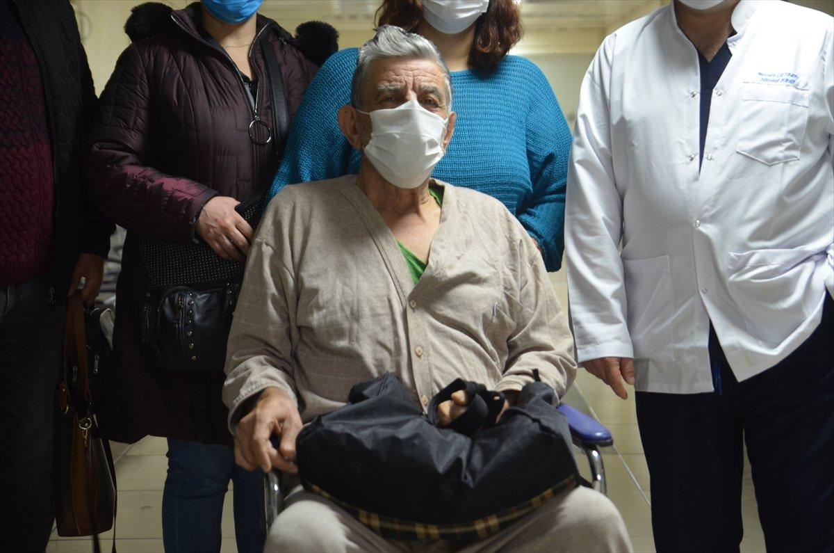 Kütahya'da 71 yaşında koronavirüsü ve beyin felcini yendi