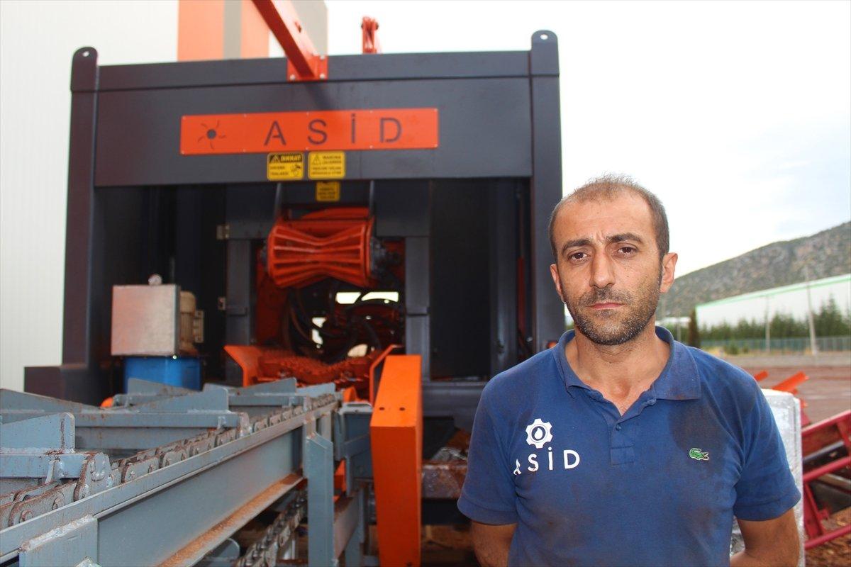 Burdur'da kızılçam ağacının kabuklarını soyan makine üretildi