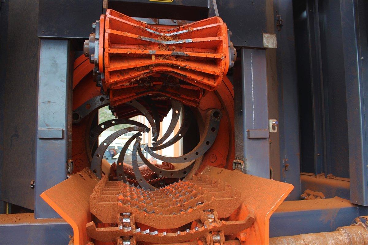 Burdur'da kızılçam ağacının kabuklarını soyan makine üretildi