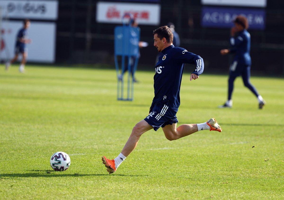 Fenerbahçe'de Sosa, Samatta ve Tolga Ciğerci takımdan ayrı çalıştı