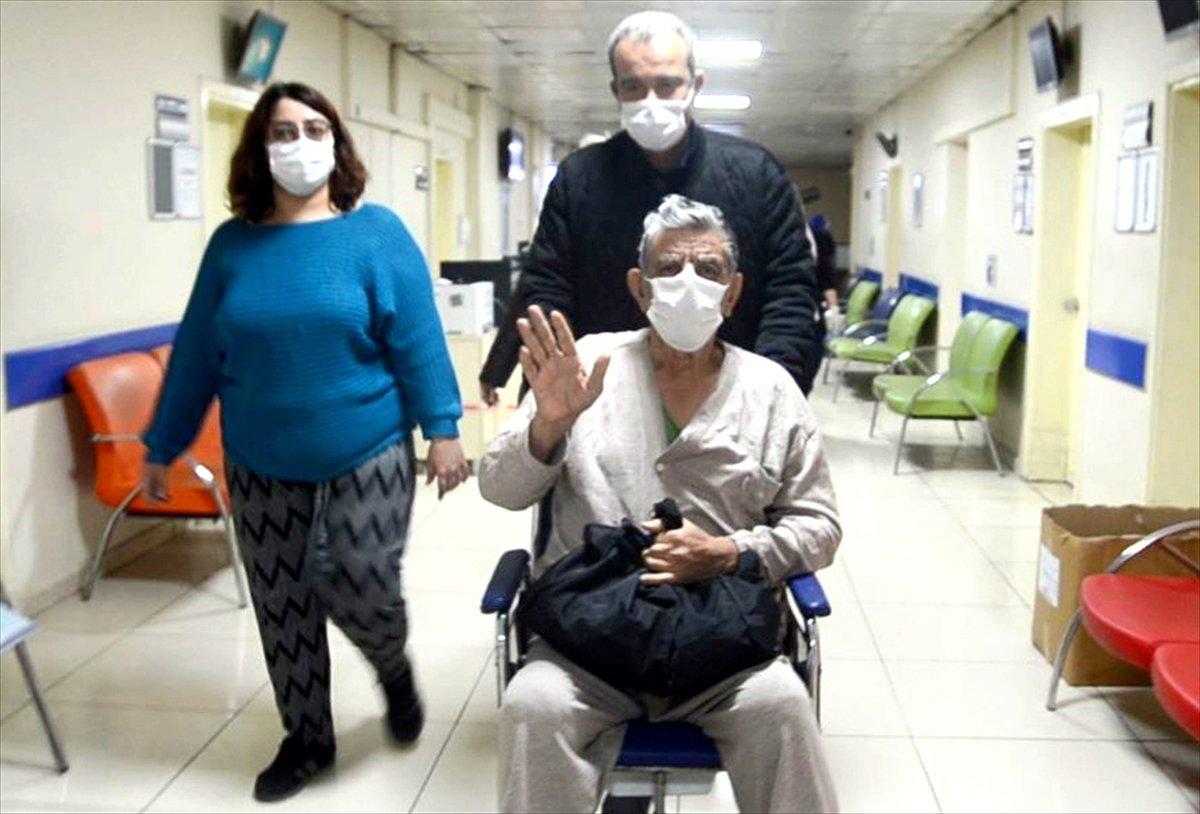 Kütahya'da 71 yaşında koronavirüsü ve beyin felcini yendi