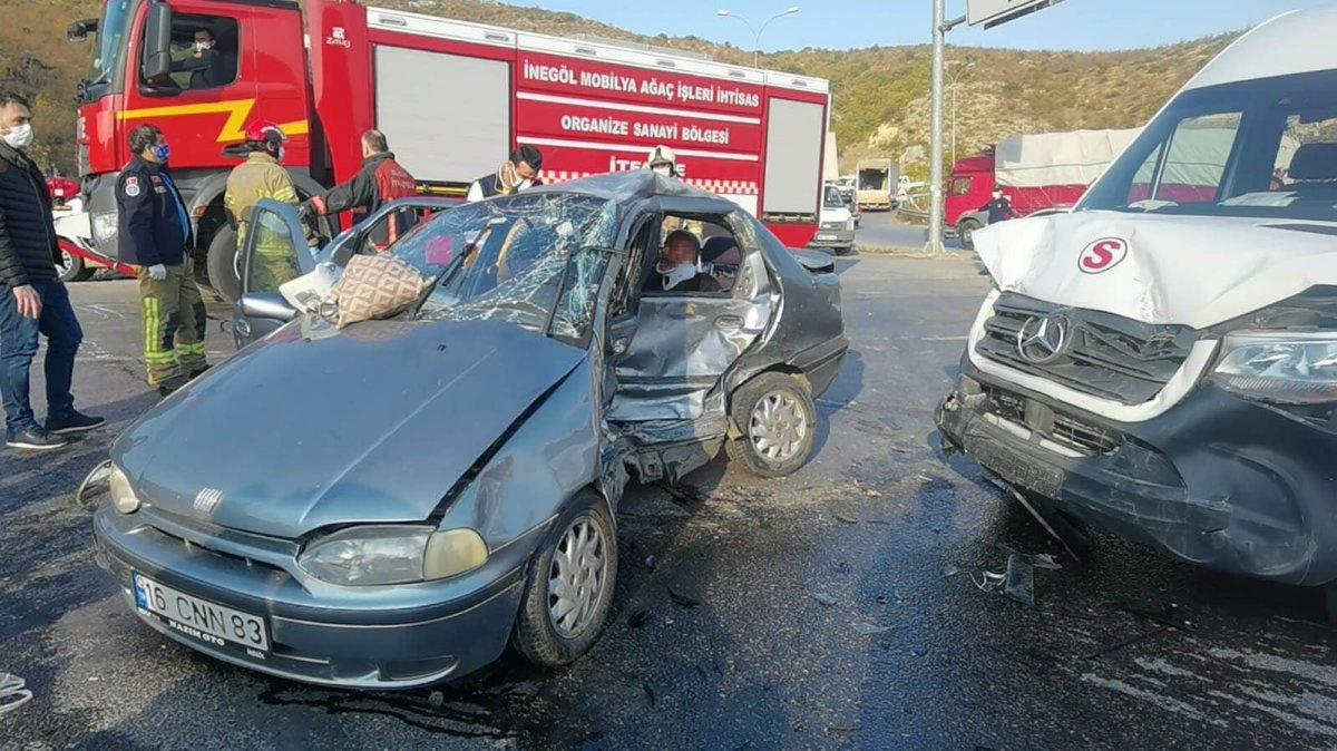 Bursa'da otomobille minibüs çarpıştı: 7 yaralı