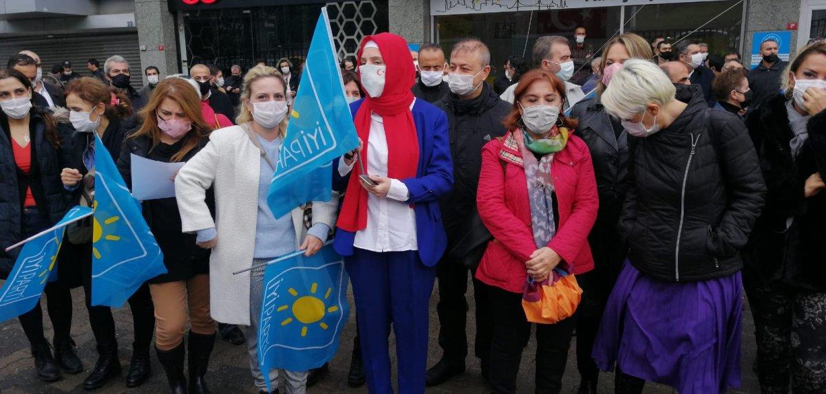 İyi Parti üyesi bir grup eylem yaparak Buğra Kavuncu'nun istifasını istedi