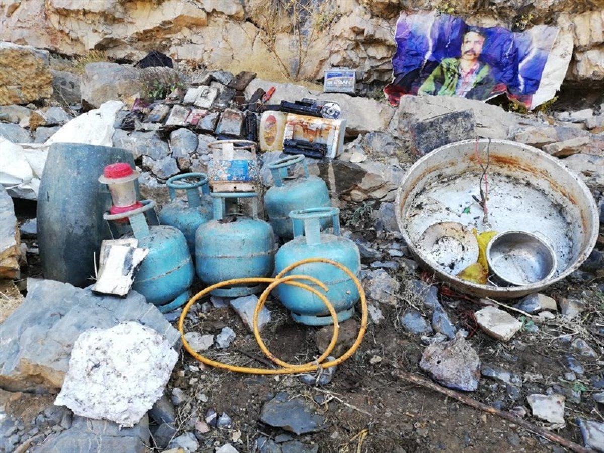 Hakkari’de terör örgütüne ait mühimmat ve yaşam malzemeleri ele geçirildi