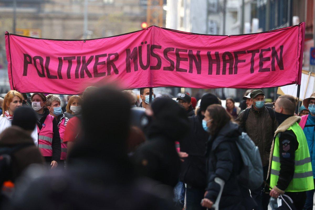 Almanya'da halk koronavirüs kısıtlamalarına isyan etti, polis şiddetle karşılık verdi