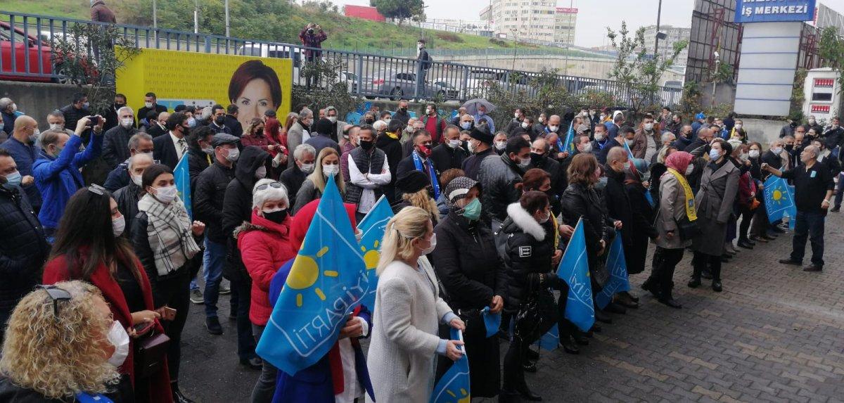 İyi Parti üyesi bir grup eylem yaparak Buğra Kavuncu'nun istifasını istedi