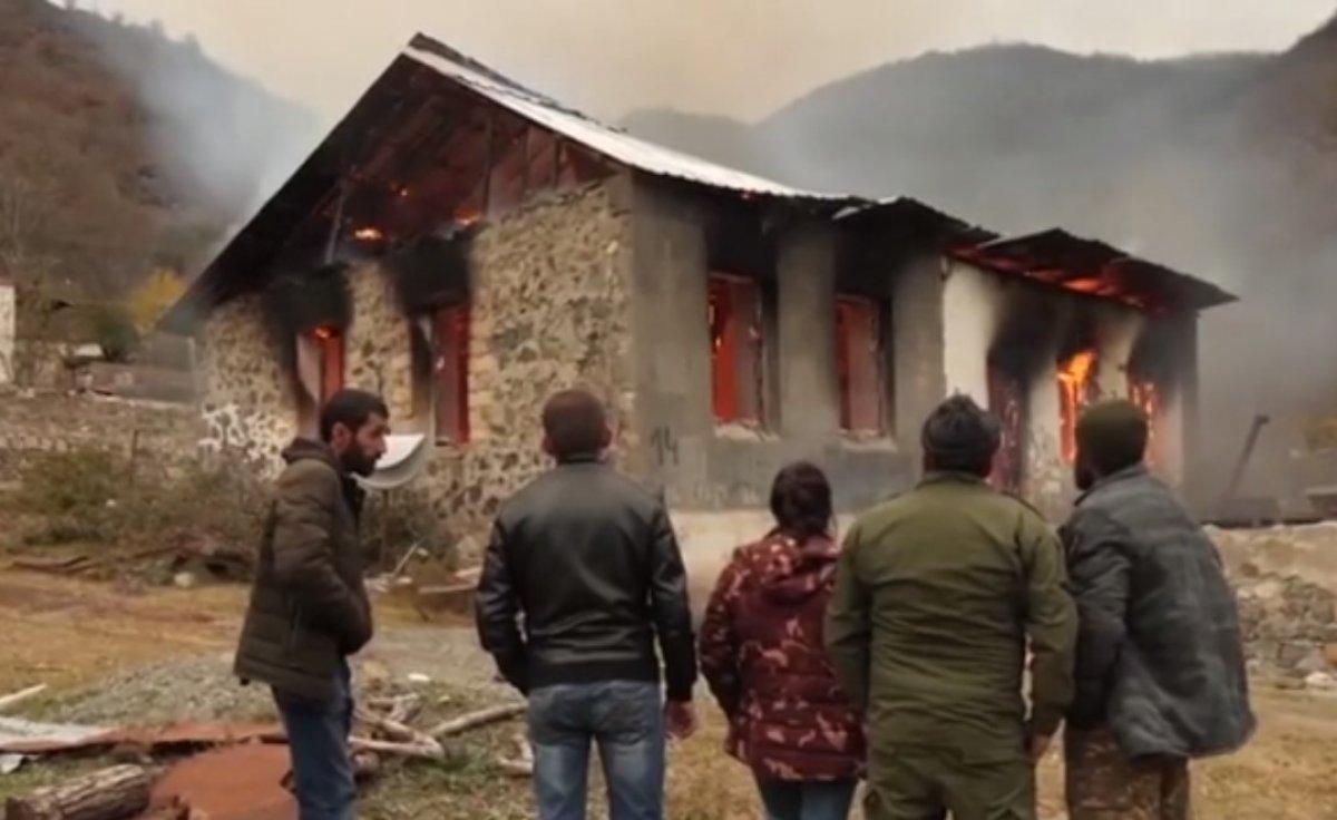 Ermeniler terk ettiği bölgelerdeki evlerini yakıyor
