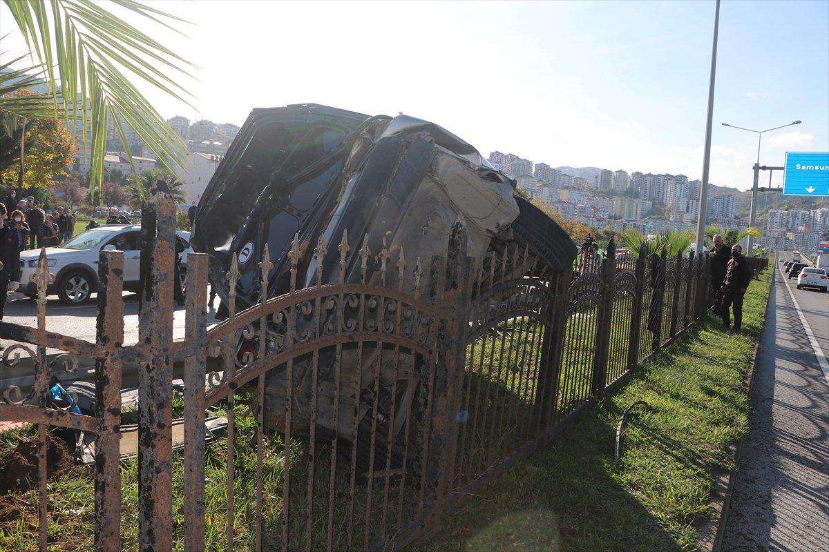 Trabzon'da otomobil bariyerlere çarptı: 1 ölü, 4 yaralı