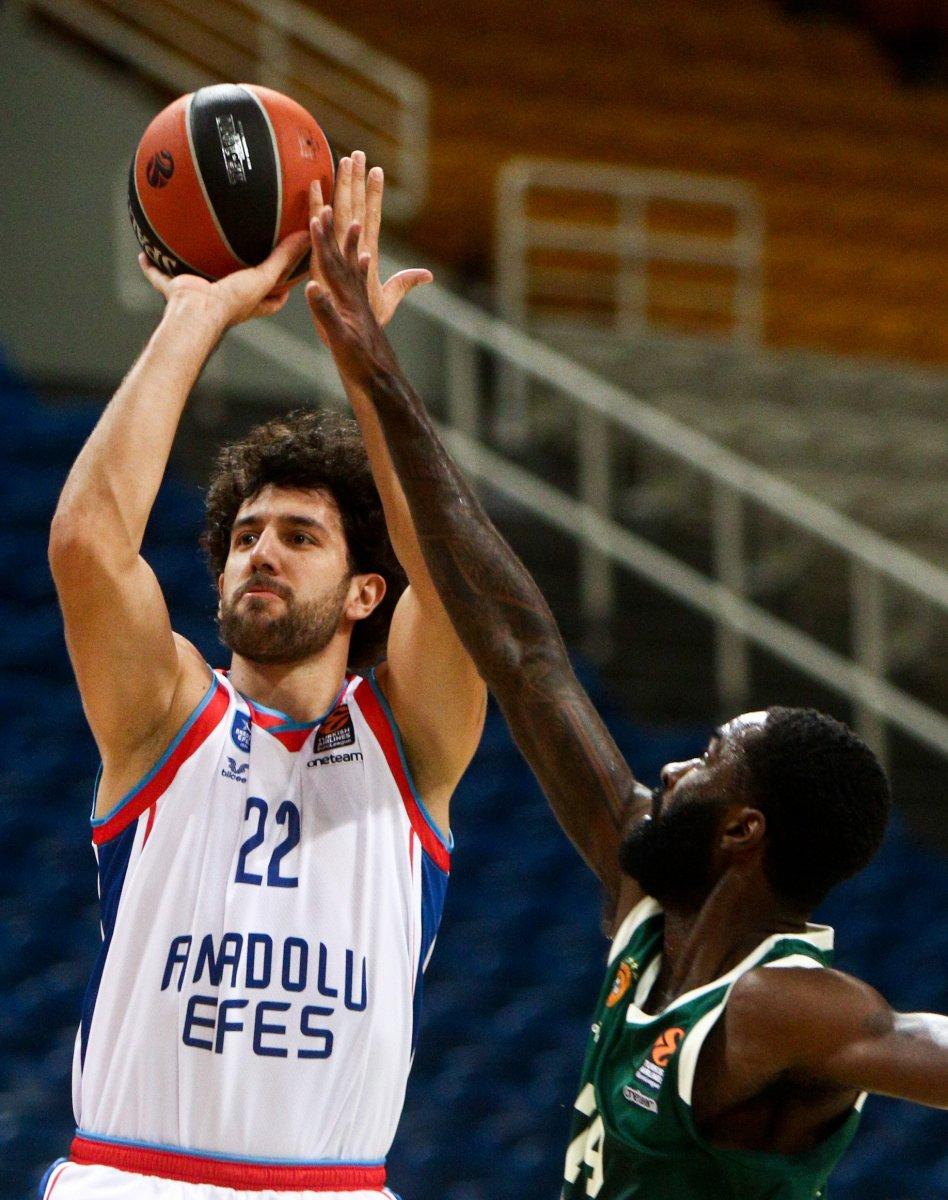THY Euroleague'de Anadolu Efes, Panathinaikos'u 80-77 mağlup etti