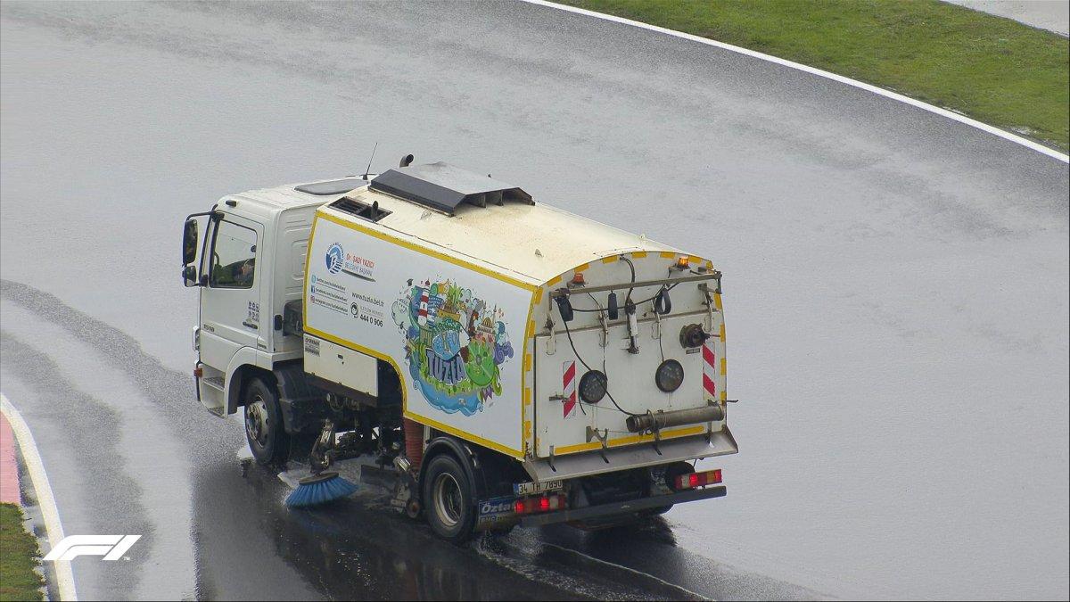 Formula 1 pilotları yağışlı havada zorlandı