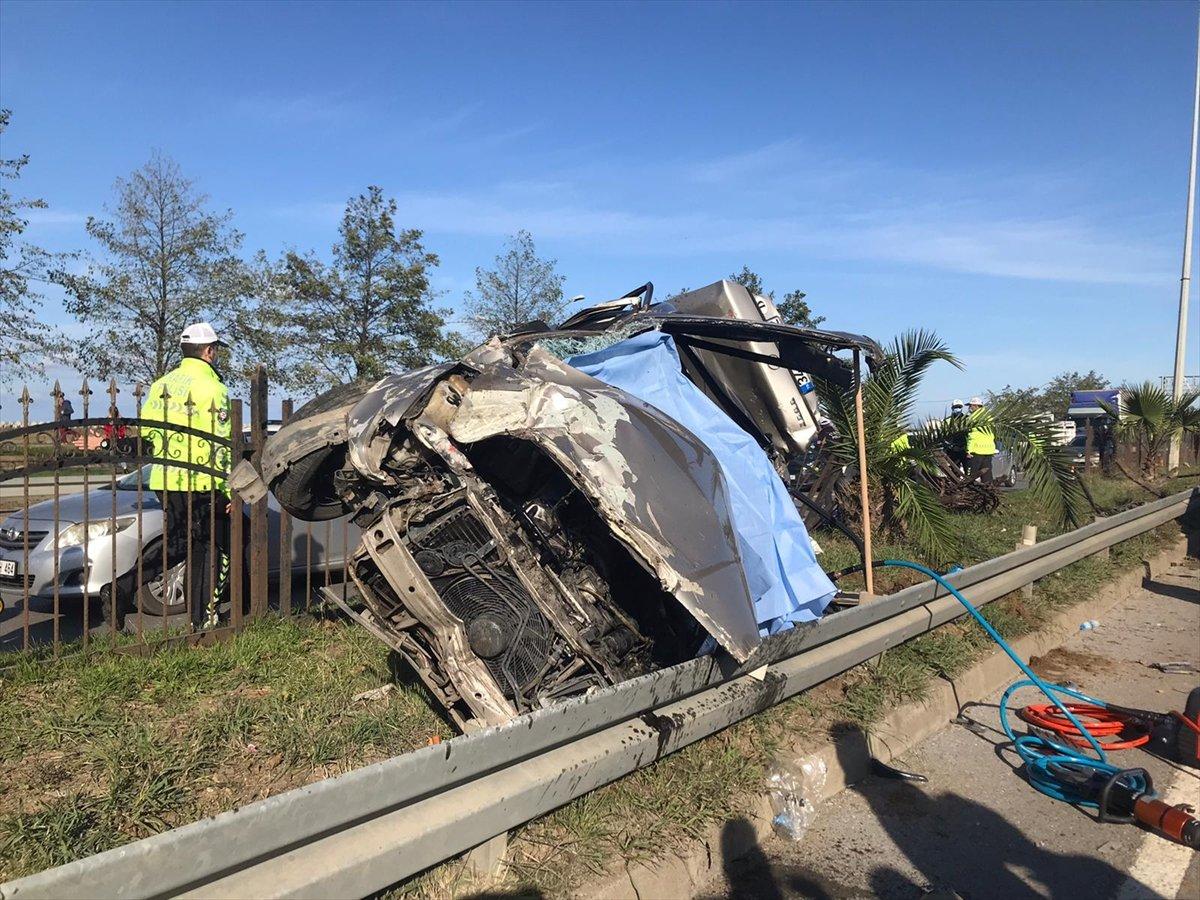 Trabzon'da otomobil bariyerlere çarptı: 1 ölü, 4 yaralı